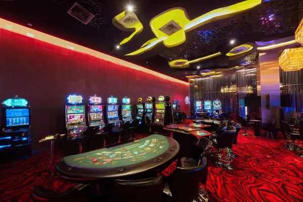 Uma mulher glamourosa segurando fichas de cassino em um ambiente iluminado por néon, representando a atmosfera premium do cassino online BUSWIN.