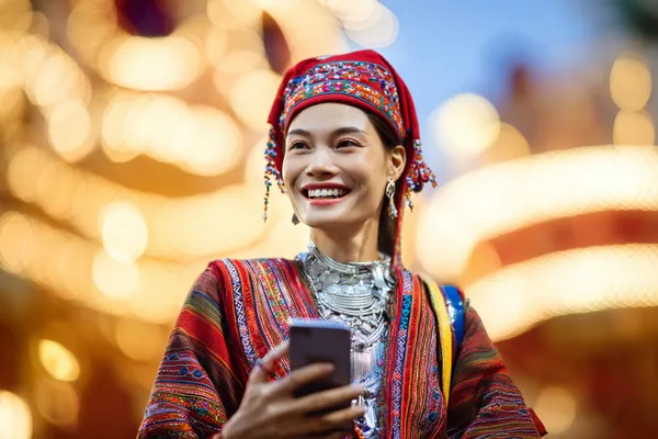 Uma mulher elegante ao lado de máquinas caça-níqueis vibrantes exibindo setes brilhantes, mostrando a variedade de slots no BUSWIN.