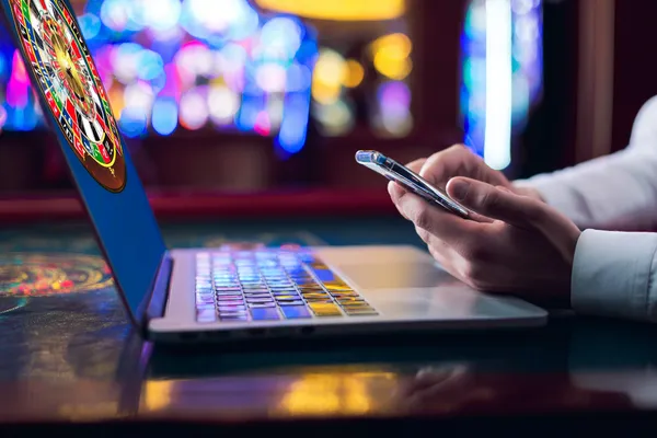 Uma mulher sorrindo perto de máquinas caça-níqueis brilhantes com símbolos de sorte, mostrando as emocionantes opções de slots do BUSWIN.