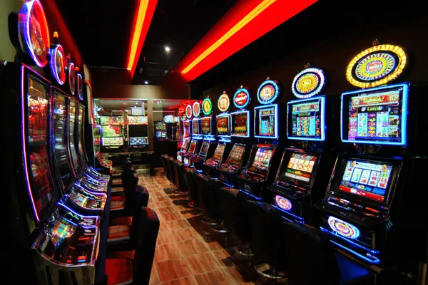 Um dealer confiante cercado por fichas de cassino convidando jogadores a acessar sua conta BUSWIN, refletindo opções de login rápidas e fáceis.